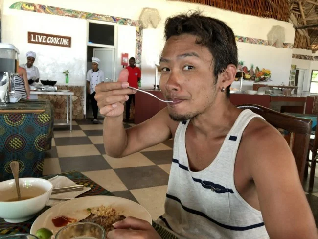 [北欧とアフリカを巡る年末年始の冒険旅行記：ザンジバルビーチ編32] 食事は人の心を癒やしてくれる偉大なひとときだ。