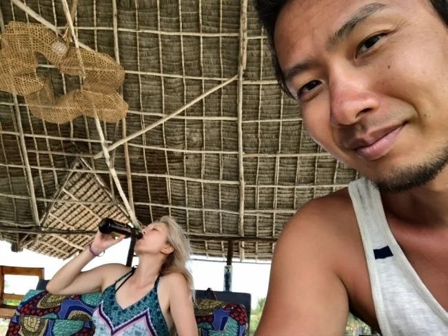 [北欧とアフリカを巡る年末年始の冒険旅行記：ザンジバルビーチ編33] ジェッティ・バーでミヅキの豪快な飲みっぷり（汗）