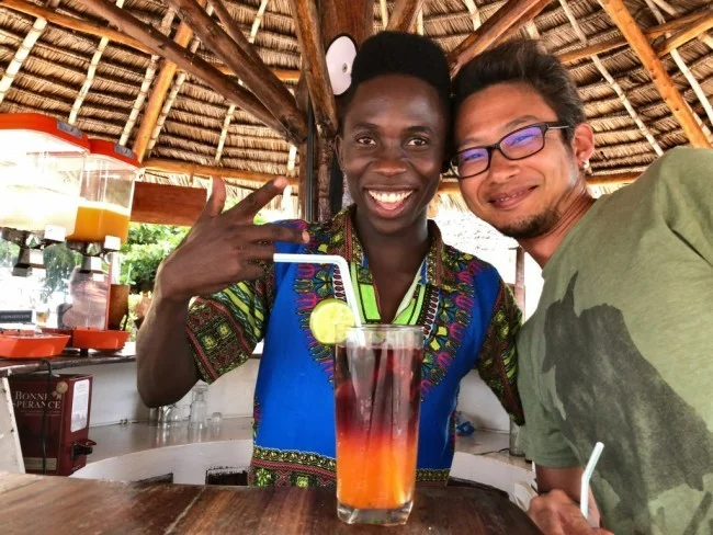 [北欧とアフリカを巡る年末年始の冒険旅行記：ザンジバルビーチ編34] 陽気なスタッフと、誰もいないマサイショップ