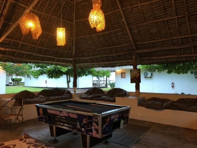 [北欧とアフリカを巡る年末年始の冒険旅行記：ザンジバルビーチ編34] 陽気なスタッフと、誰もいないマサイショップ