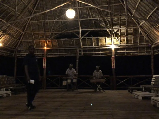 [北欧とアフリカを巡る年末年始の冒険旅行記：ザンジバルビーチ編36] アフリカ・ザンジバルのビーチリゾートで踊ってみた。