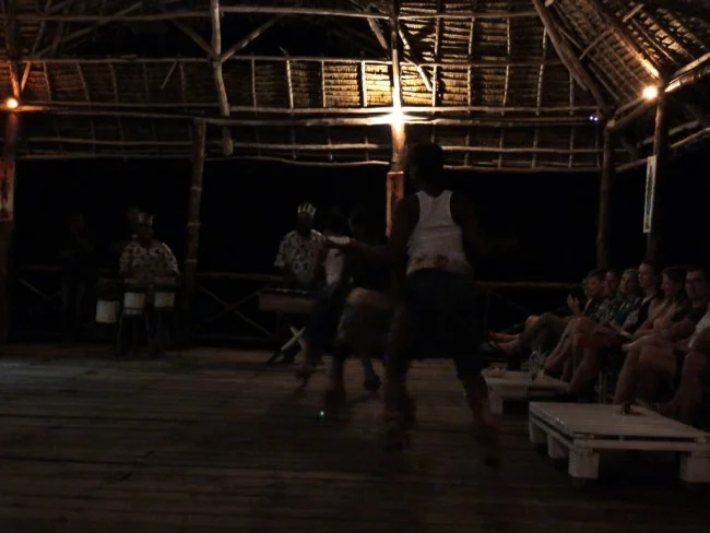 [北欧とアフリカを巡る年末年始の冒険旅行記：ザンジバルビーチ編36] アフリカ・ザンジバルのビーチリゾートで踊ってみた。