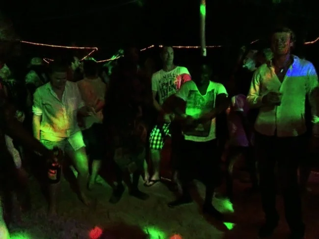 [北欧とアフリカを巡る年末年始の冒険旅行記：ザンジバルビーチ編45] マサイ族も踊る＠ビーチパーティー
