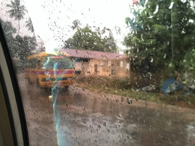 [北欧とアフリカを巡る年末年始の冒険旅行記：ザンジバルビーチ編49] 雨の中、ザンジバル国際空港へと戻る。