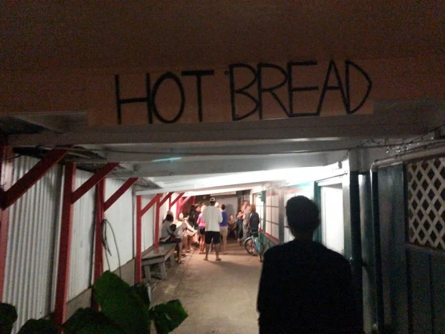 [ハワイ最後の楽園「モロカイ島」旅行記61] モロカイ島で一番有名なお店「カネミツベーカリー」の大人気裏メニュー「HOT Bread」