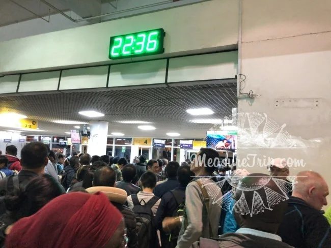 [北欧とアフリカを巡る年末年始の冒険旅行記：ザンジバルビーチ編60] 上海行きの出発ゲートは酷い有様・・・。オバちゃん、押さないで（汗）