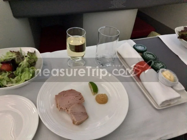 [北欧とアフリカを巡る年末年始の冒険旅行記：ザンジバルビーチ編62] エチオピア航空ET684便（上海行き）1回目の機内食。あれ？さっきと同じ料理？