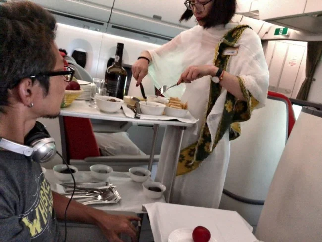 [北欧とアフリカを巡る年末年始の冒険旅行記：ザンジバルビーチ編62] エチオピア航空ET684便（上海行き）1回目の機内食。あれ？さっきと同じ料理？