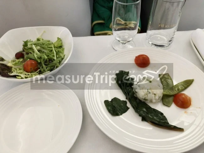 [北欧とアフリカを巡る年末年始の冒険旅行記：ザンジバルビーチ編63] エチオピア料理のまずいと評判の「インジェラ」に挑戦。