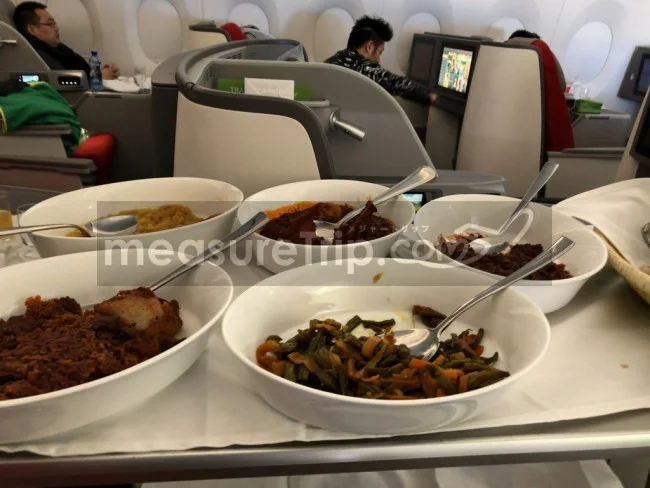 [北欧とアフリカを巡る年末年始の冒険旅行記：ザンジバルビーチ編63] エチオピア料理のまずいと評判の「インジェラ」に挑戦。