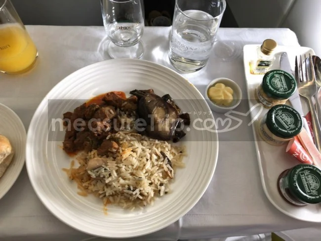 [北欧とアフリカを巡る年末年始の冒険旅行記：ザンジバルビーチ編63] エチオピア料理のまずいと評判の「インジェラ」に挑戦。