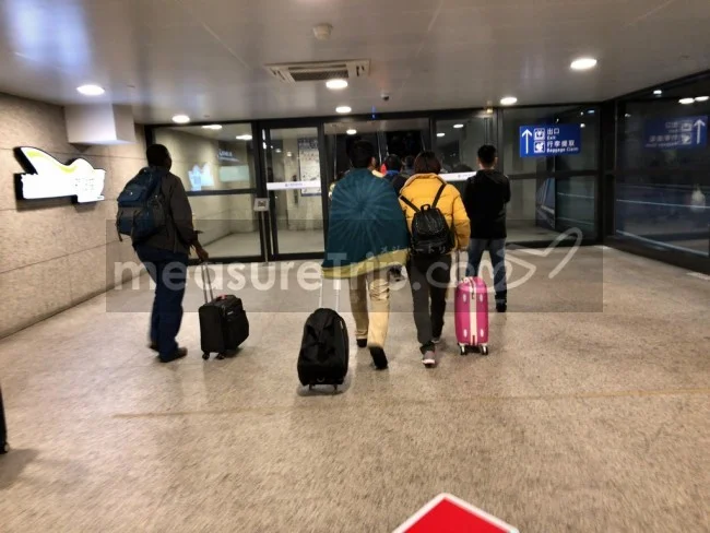 [北欧とアフリカを巡る年末年始の冒険旅行記：ザンジバルビーチ編64] 空港スタッフの注意を無視してブランケットを持っていく旅行者（汗）。