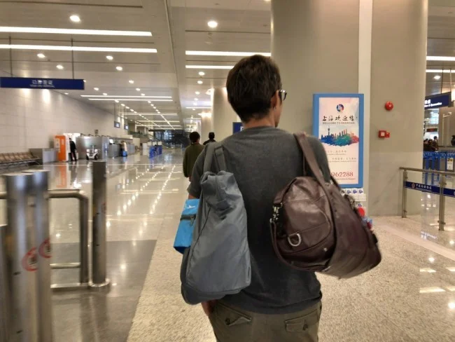 [北欧とアフリカを巡る年末年始の冒険旅行記：ザンジバルビーチ編64] 空港スタッフの注意を無視してブランケットを持っていく旅行者（汗）。