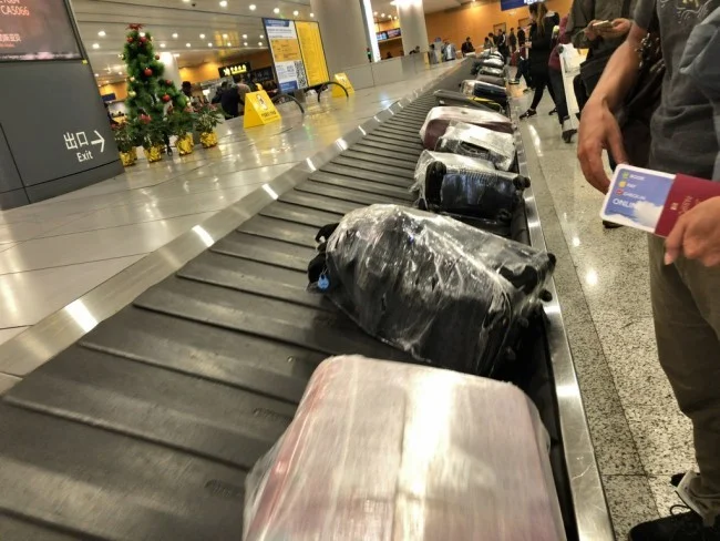 [北欧とアフリカを巡る年末年始の冒険旅行記：ザンジバルビーチ編66] 中国・上海国際空港の乗り継ぎは大っ嫌い！モリオとミヅキブチ切れ！