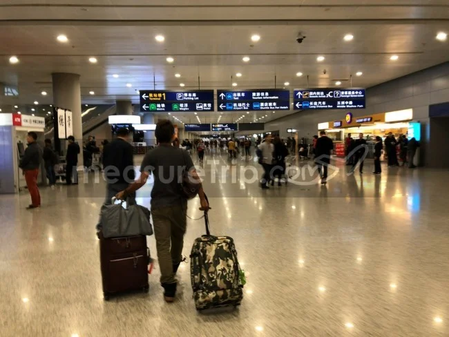 [北欧とアフリカを巡る年末年始の冒険旅行記：ザンジバルビーチ編66] 中国・上海国際空港の乗り継ぎは大っ嫌い！モリオとミヅキブチ切れ！