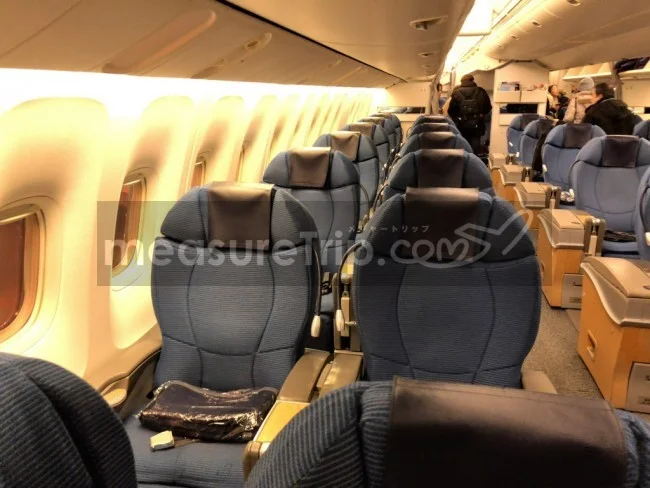 [北欧とアフリカを巡る年末年始の冒険旅行記：ザンジバルビーチ編71] 全日空（ANA）NH976便（上海発・大阪行き / B767-300）のビジネスクラスの座席レビュー