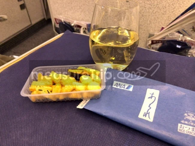 [北欧とアフリカを巡る年末年始の冒険旅行記：ザンジバルビーチ編72] 全日空（ANA）NH976便（上海発・大阪行き / B767-300）のビジネスクラスの機内食。