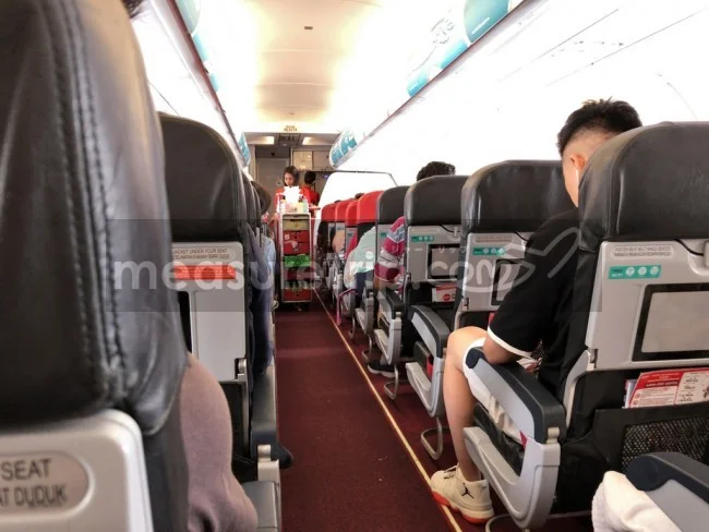 [マレーシアの秘境離島・レダン島GW旅行記13] エアアジアの国内線A320の機内の様子レビュー！