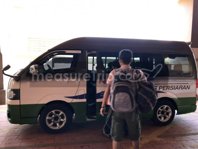[マレーシアの秘境離島・レダン島GW旅行記15] 空港ではちゃんとドライバーさんが待っていた！さぁ、選挙シーズン真っ只中のマレーシアを進むよ♪