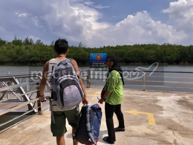 [マレーシアの秘境離島・レダン島GW旅行記17] 私達ゲストを乗せてスピードボートは沖合へと進んでゆく。