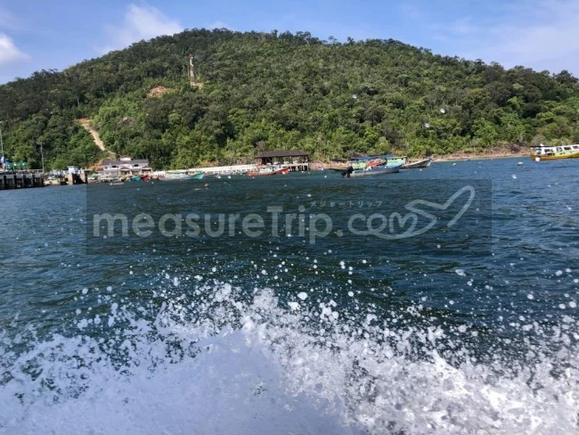 [マレーシアの秘境離島・レダン島GW旅行記19] レダン島の港に到着。あれ？。。海の水透き通って無くね？（汗）