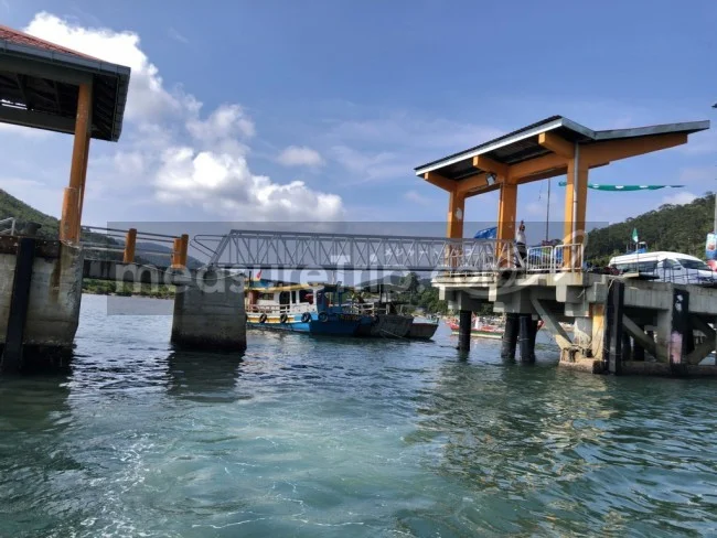[マレーシアの秘境離島・レダン島GW旅行記19] レダン島の港に到着。あれ？。。海の水透き通って無くね？（汗）