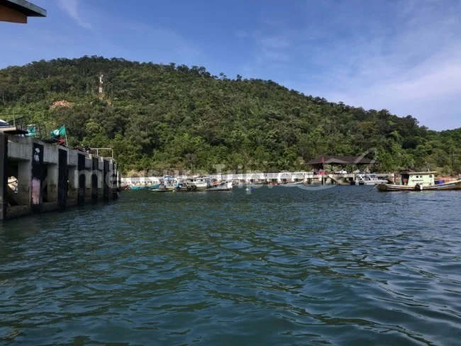 [マレーシアの秘境離島・レダン島GW旅行記19] レダン島の港に到着。あれ？。。海の水透き通って無くね？（汗）