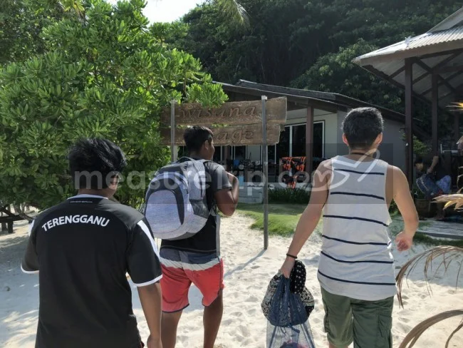 [マレーシアの秘境離島・レダン島GW旅行記21] まずはチェックイン。へ？ウミガメが普通にその前の海に居るって？（汗）