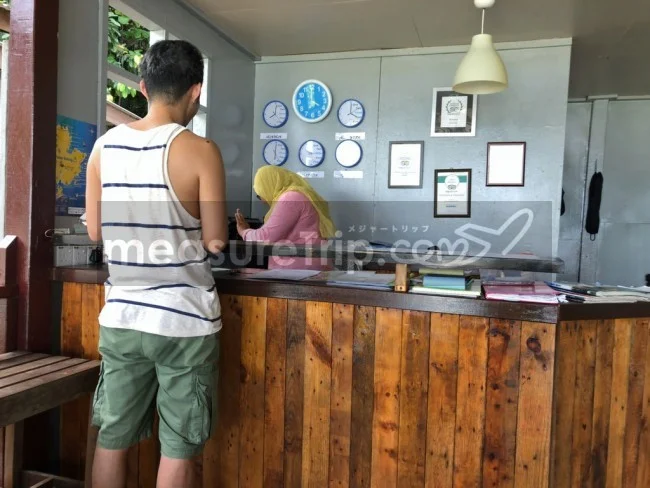 [マレーシアの秘境離島・レダン島GW旅行記21] まずはチェックイン。へ？ウミガメが普通にその前の海に居るって？（汗）