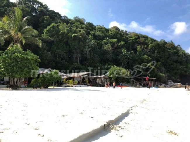 [マレーシアの秘境離島・レダン島GW旅行記21] まずはチェックイン。へ？ウミガメが普通にその前の海に居るって？（汗）