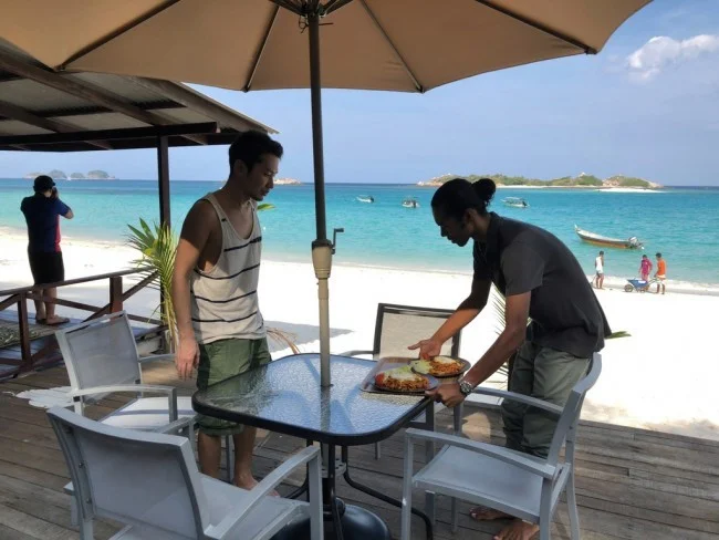 [マレーシアの秘境離島・レダン島GW旅行記23] ちょっと遅いお昼ごはん＠レダン島