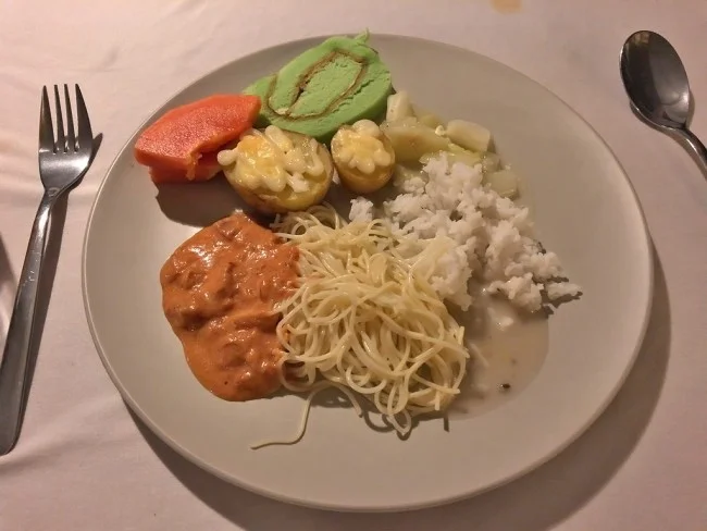 [マレーシアの秘境離島・レダン島GW旅行記24] レダン島で初めての夜。食事はビュッフェスタイル。
