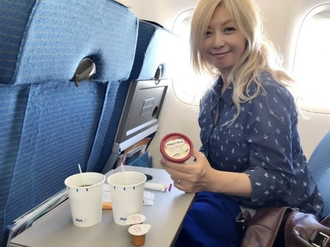 【SPGアメックスカードのプラチナチャレンジ旅行記 / ブログ 24】ANA国内線のエコノミーの機内サービスはドリンクのみなので、機内販売のアイスクリームを買ってみた。