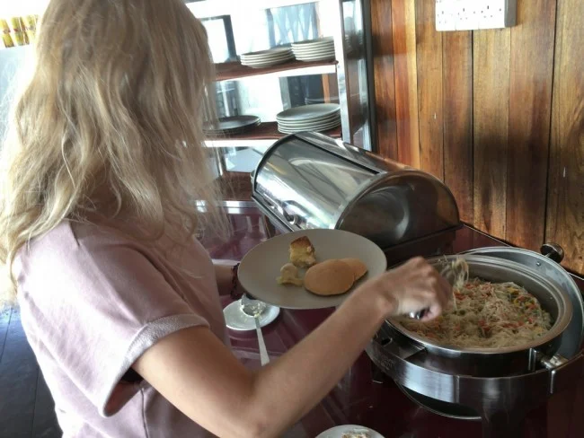 [マレーシアの秘境離島・レダン島GW旅行記26] 朝食を食べにレストランへ。ビュッフェはかなり売り切れ状態。みんな朝早いなぁ。