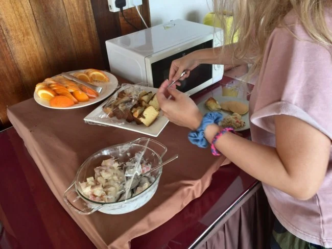 [マレーシアの秘境離島・レダン島GW旅行記26] 朝食を食べにレストランへ。ビュッフェはかなり売り切れ状態。みんな朝早いなぁ。