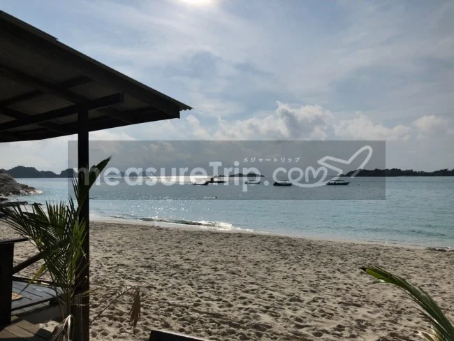 [マレーシアの秘境離島・レダン島GW旅行記27] レダン島の海が近い席で今日も朝食。