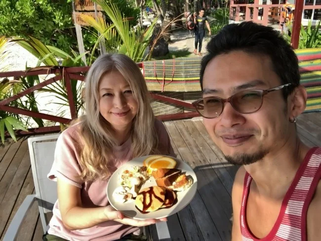 [マレーシアの秘境離島・レダン島GW旅行記27] レダン島の海が近い席で今日も朝食。