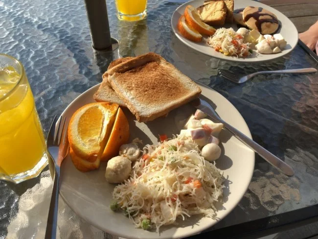 [マレーシアの秘境離島・レダン島GW旅行記27] レダン島の海が近い席で今日も朝食。