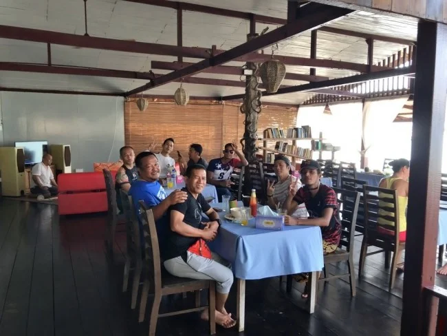 [マレーシアの秘境離島・レダン島GW旅行記27] レダン島の海が近い席で今日も朝食。