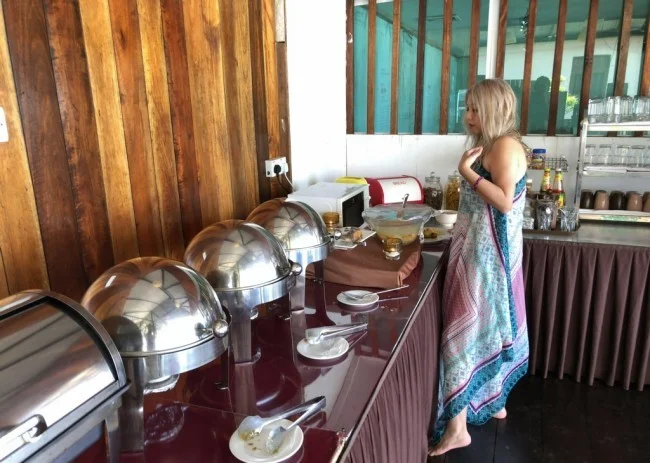 [マレーシアの秘境離島・レダン島GW旅行記31] リゾートでの素朴な昼食ビュッフェ。食事中リゾートに新しいゲストがやってくる。