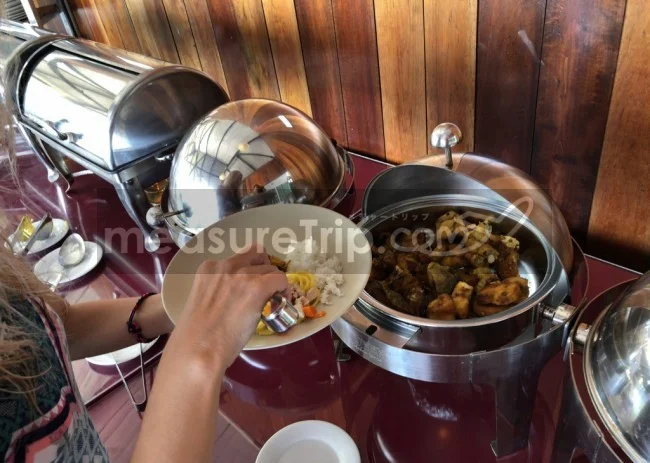 [マレーシアの秘境離島・レダン島GW旅行記31] リゾートでの素朴な昼食ビュッフェ。食事中リゾートに新しいゲストがやってくる。