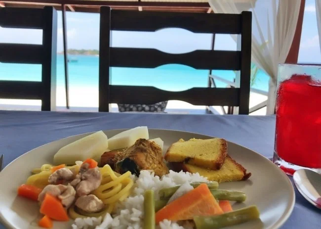 [マレーシアの秘境離島・レダン島GW旅行記31] リゾートでの素朴な昼食ビュッフェ。食事中リゾートに新しいゲストがやってくる。
