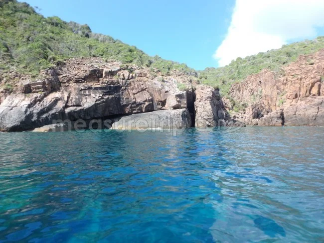[マレーシアの秘境離島・レダン島GW旅行記38] 次のシュノーケルスポットは洞窟の中