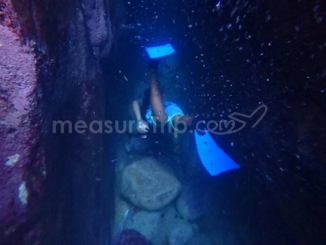 [マレーシアの秘境離島・レダン島GW旅行記38] 次のシュノーケルスポットは洞窟の中