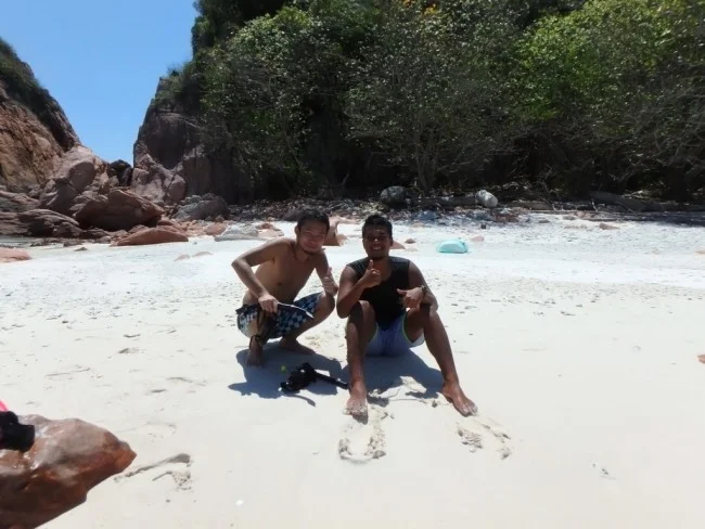 [マレーシアの秘境離島・レダン島GW旅行記40] 透き通るレダン島の離島「リマ島」のビーチ
