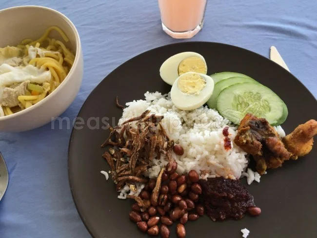 [マレーシアの秘境離島・レダン島GW旅行記42] お昼は「Nasi Lemak - ナシレマッ」