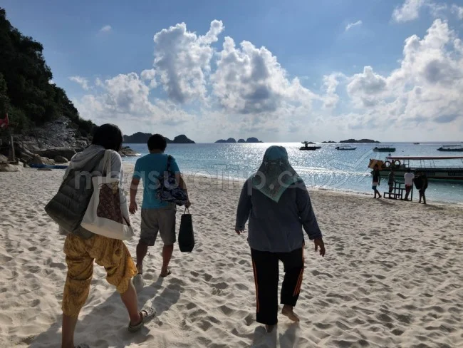 [マレーシアの秘境離島・レダン島GW旅行記48] 知ってる人もだんだん帰っていく。そろそろ私たちのビーチバカンスも終盤だ。