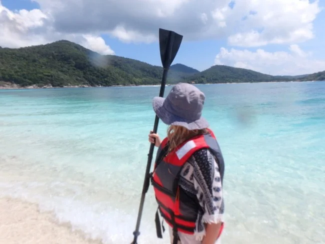 [マレーシアの秘境離島・レダン島GW旅行記52] 帰りのカヤックも大変。でもやっぱりレダン島の海は美しい。