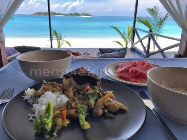 [マレーシアの秘境離島・レダン島GW旅行記54] 正装で出掛けるスタッフと、昼寝に部屋に戻る私達。