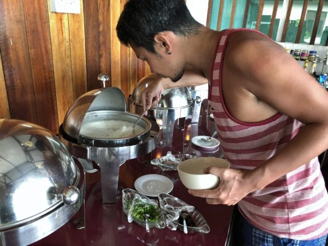 [マレーシアの秘境離島・レダン島GW旅行記57] 朝食にマレーシアのお粥さんをいただく。
